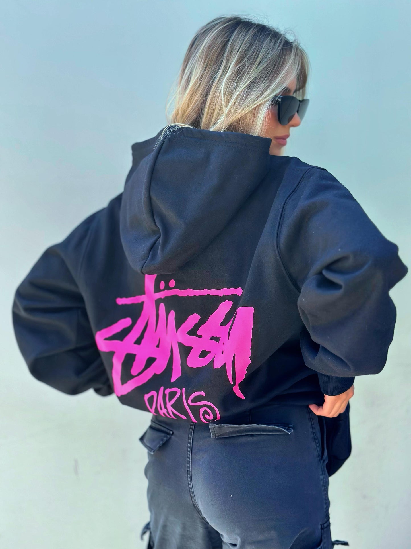 Polerón Stussy Negro c/ Fucsia