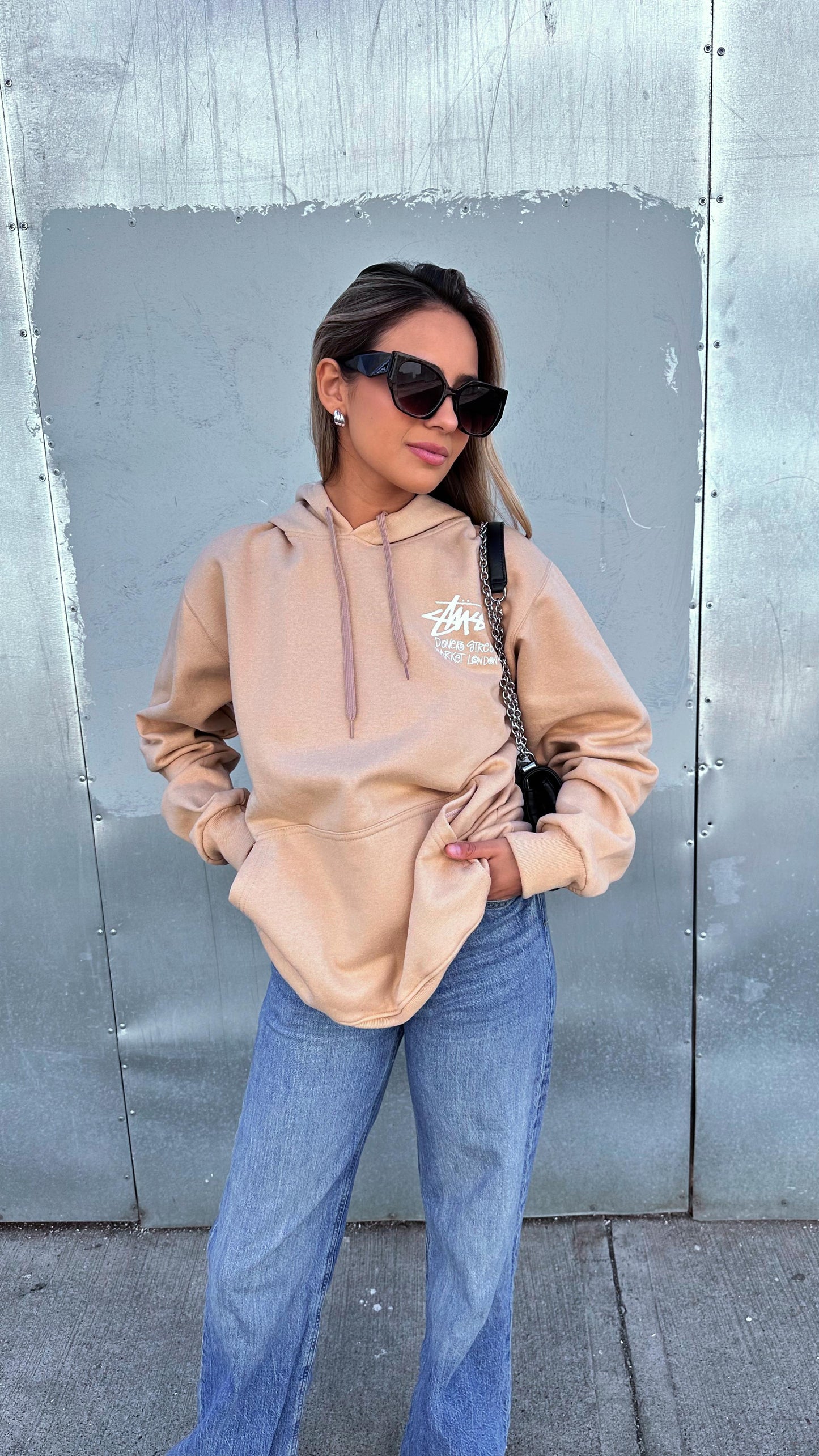 Polerón Beige "Stussy" New York - Estilo Urbano Cool y Comodidad