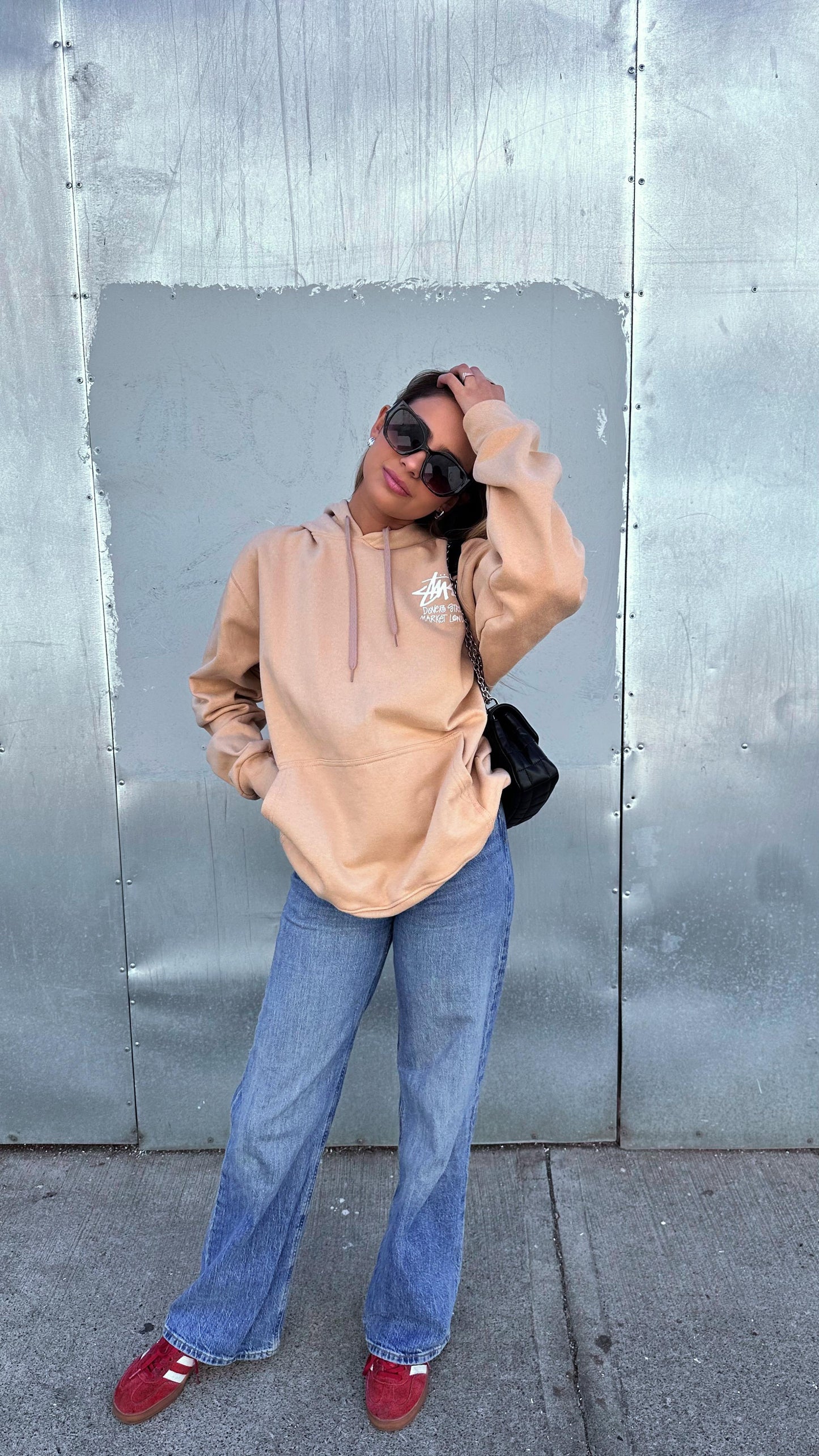 Polerón Beige "Stussy" New York - Estilo Urbano Cool y Comodidad