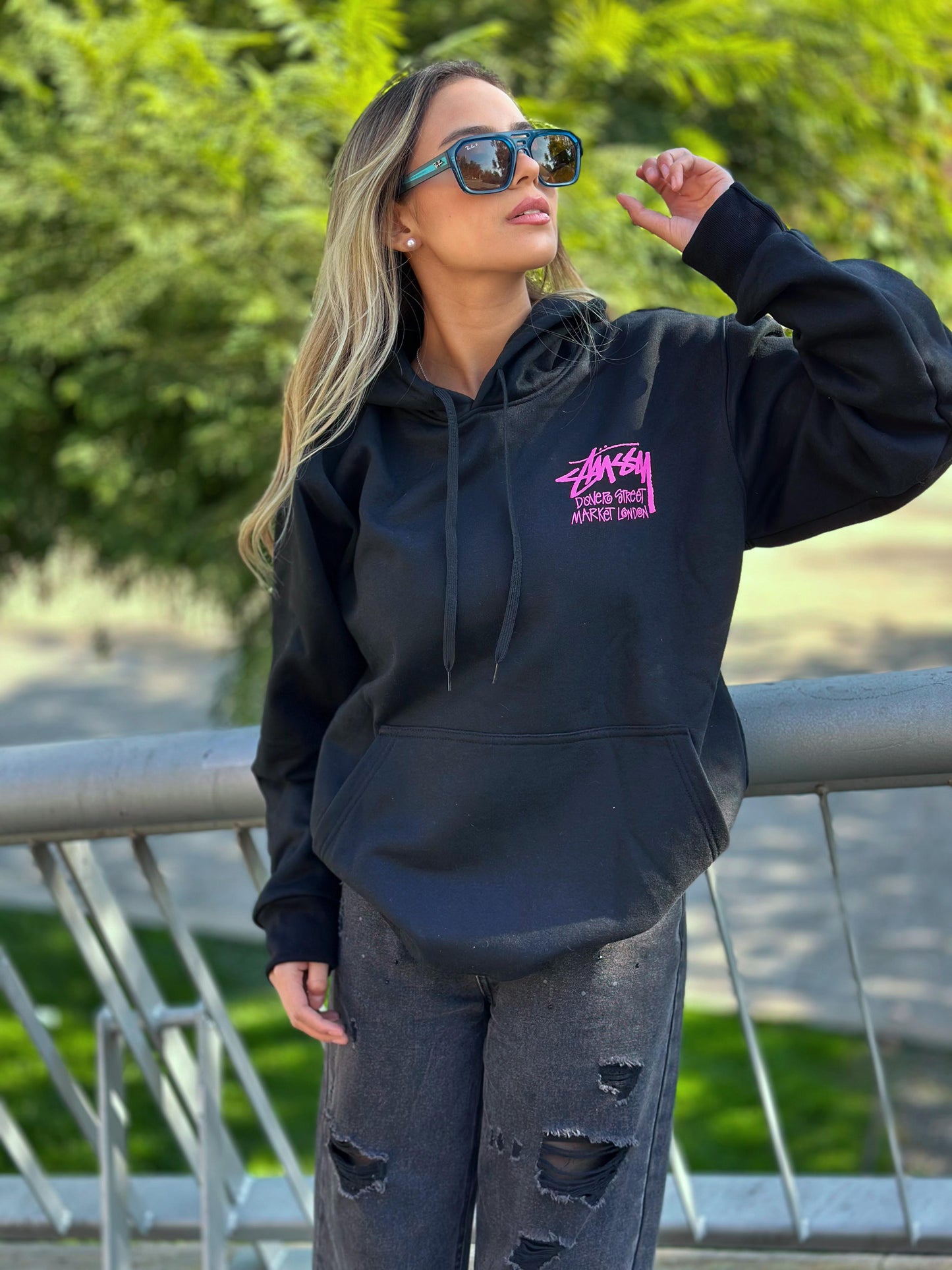 Poleron Oversize "Stussy" Negro letras Fucsia