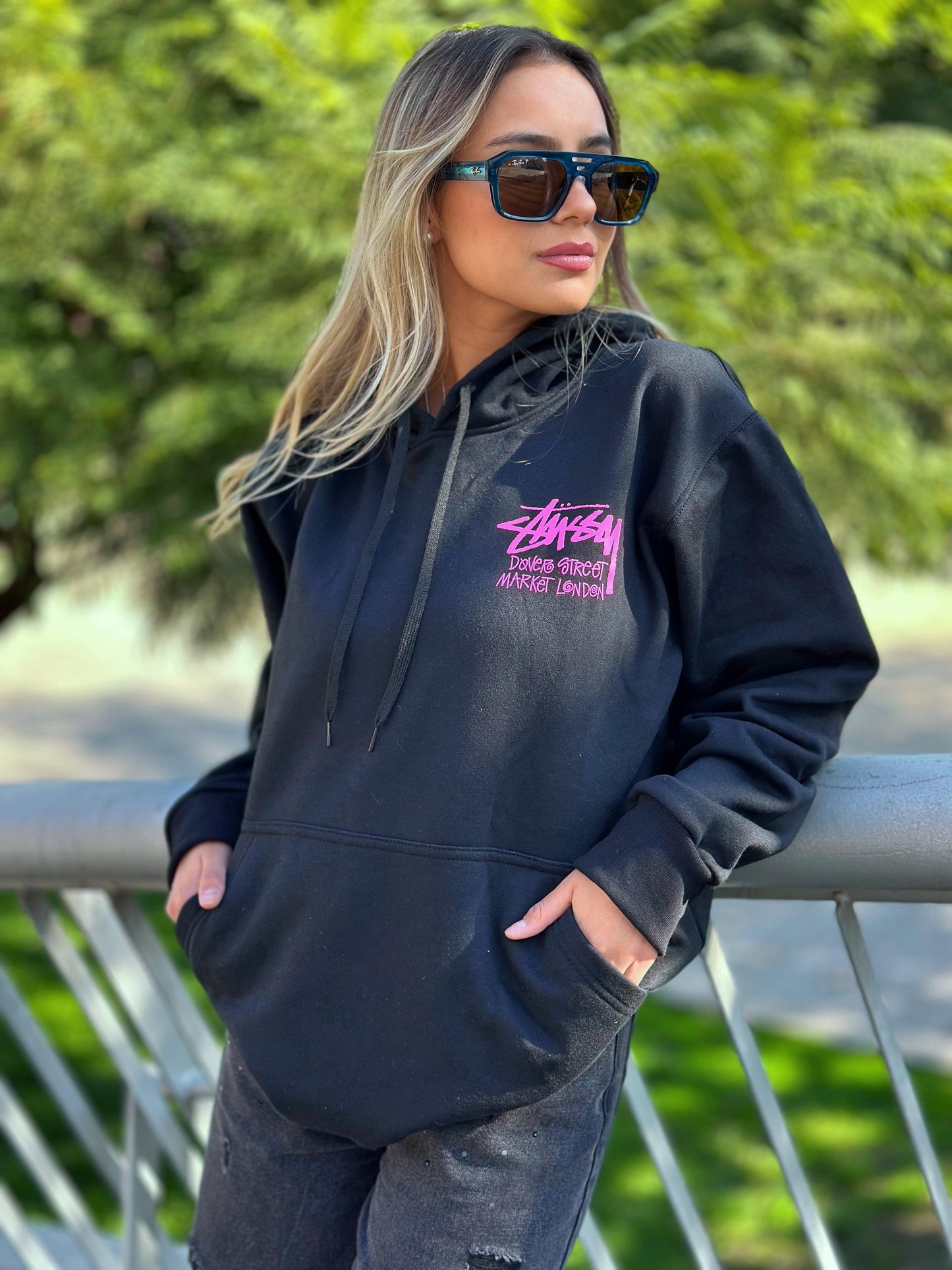Poleron Oversize "Stussy" Negro letras Fucsia