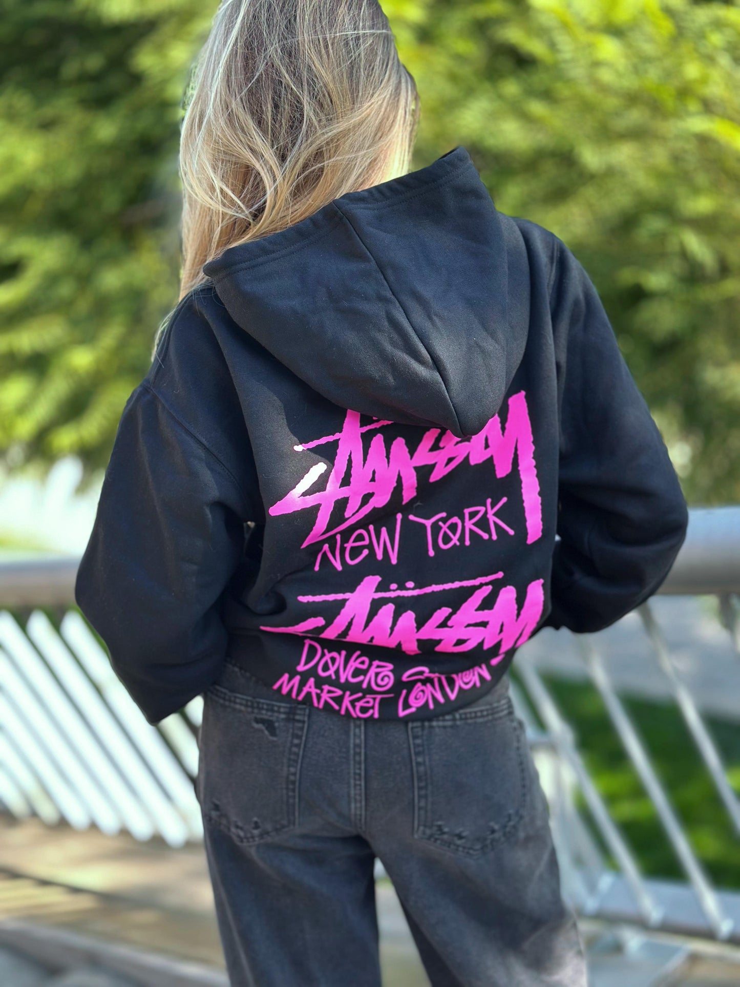 Poleron Oversize "Stussy" Negro letras Fucsia
