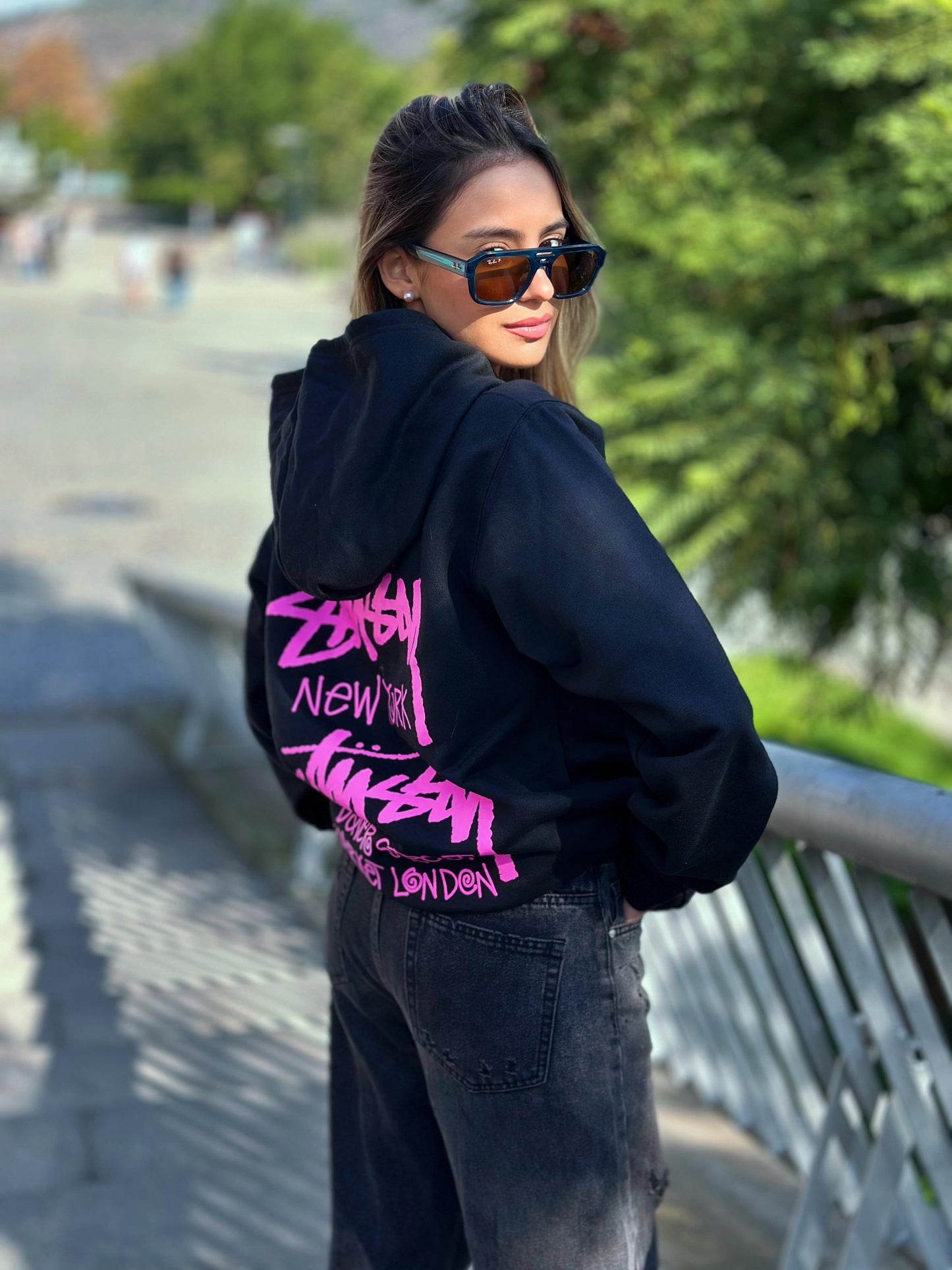 Poleron Oversize "Stussy" Negro letras Fucsia
